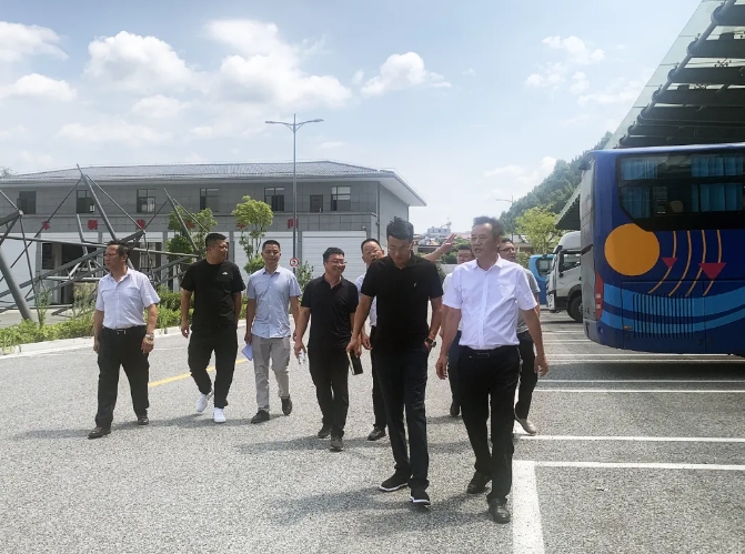 上饶汽运:上饶市信州区领导到德兴镇村公交考察镇村公交一体化工作